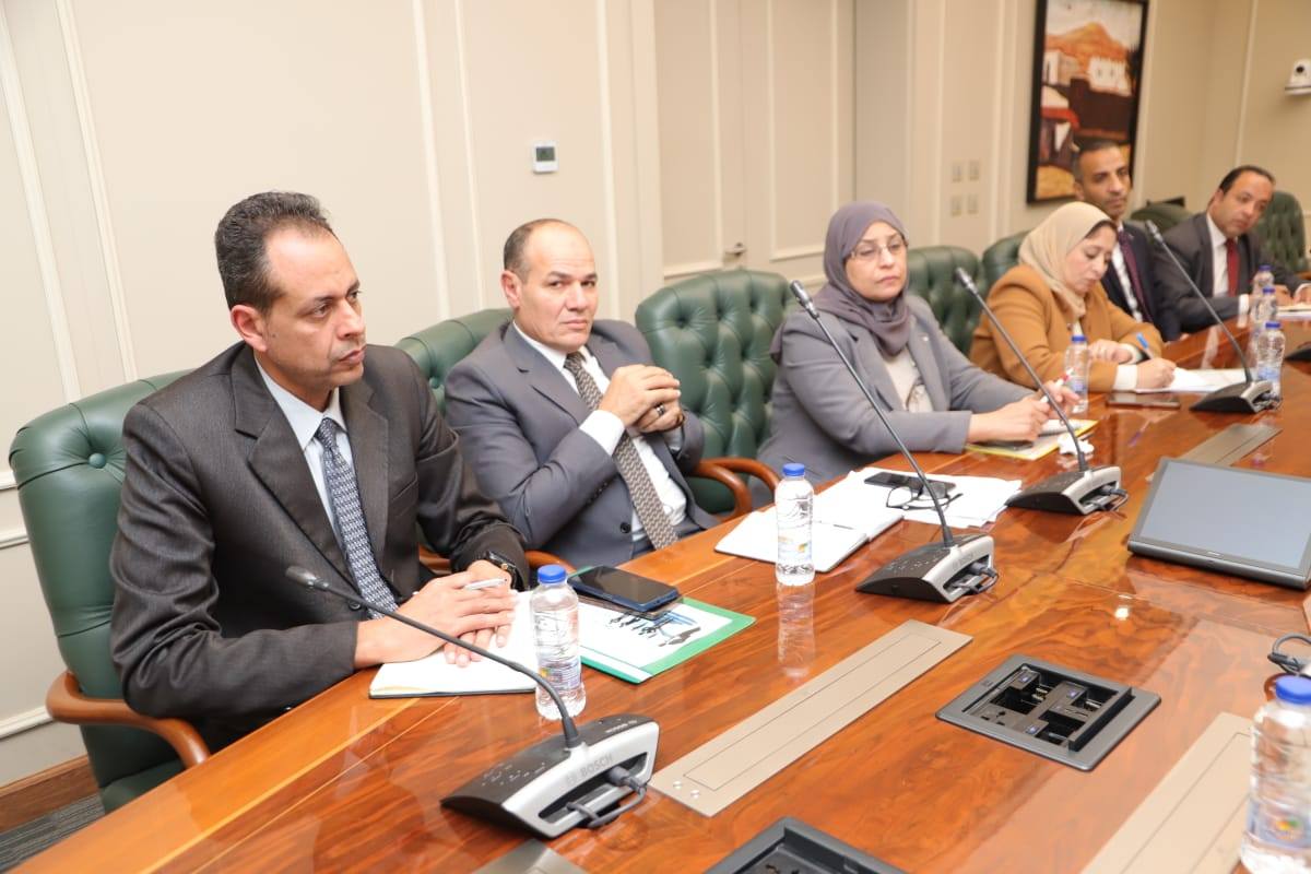 وزير العمل يلتقي مع مساعد وزير الاتصالات