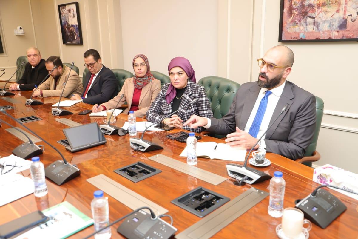 وزير العمل يلتقي مع مساعد وزير الاتصالات