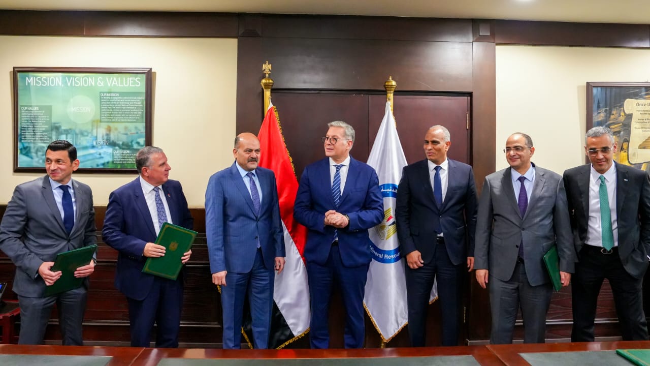 وزير البترول يشهد توقيع عقد تمويل مجمع إنتاج السيليكون المعدني