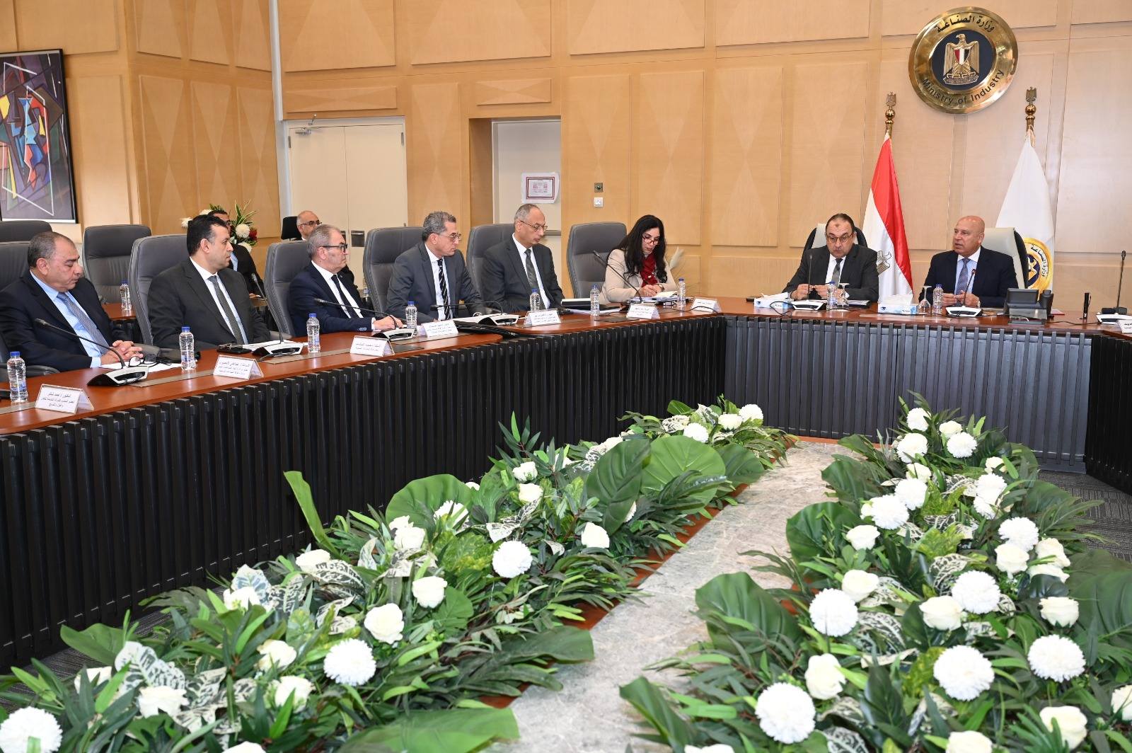 بحث سبل تعميق التصنيع المحلي وتقليل فاتورة الواردات