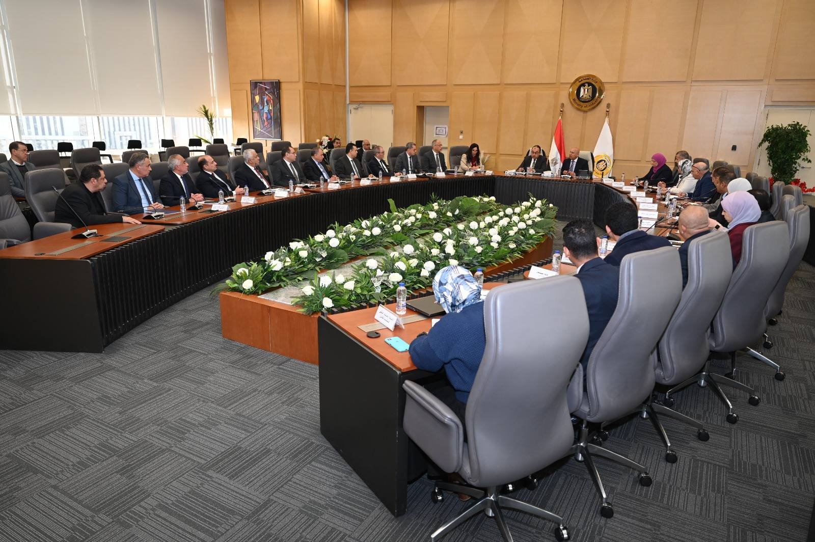 بحث سبل تعميق التصنيع المحلي وتقليل فاتورة الواردات