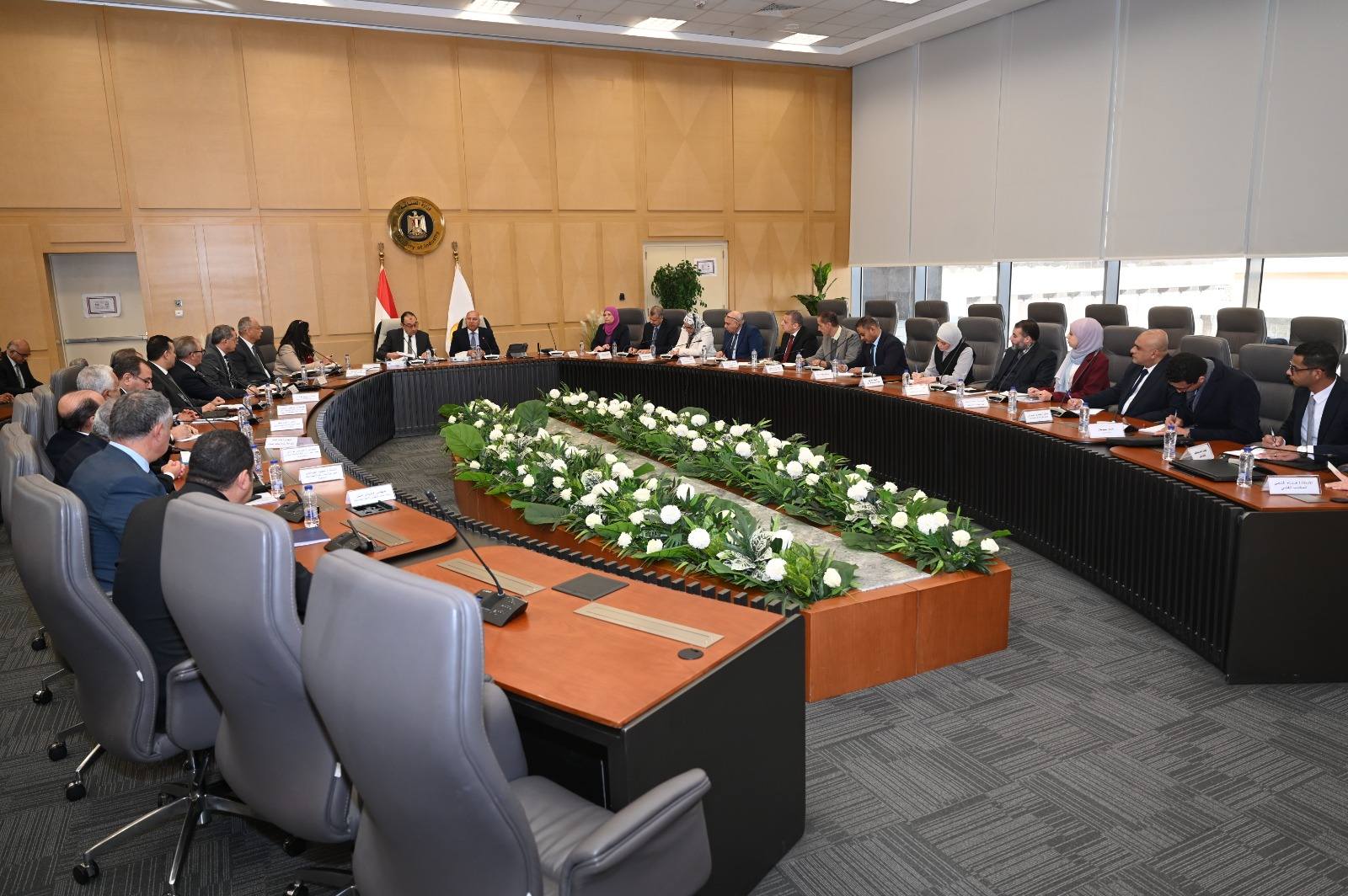 بحث سبل تعميق التصنيع المحلي وتقليل فاتورة الواردات