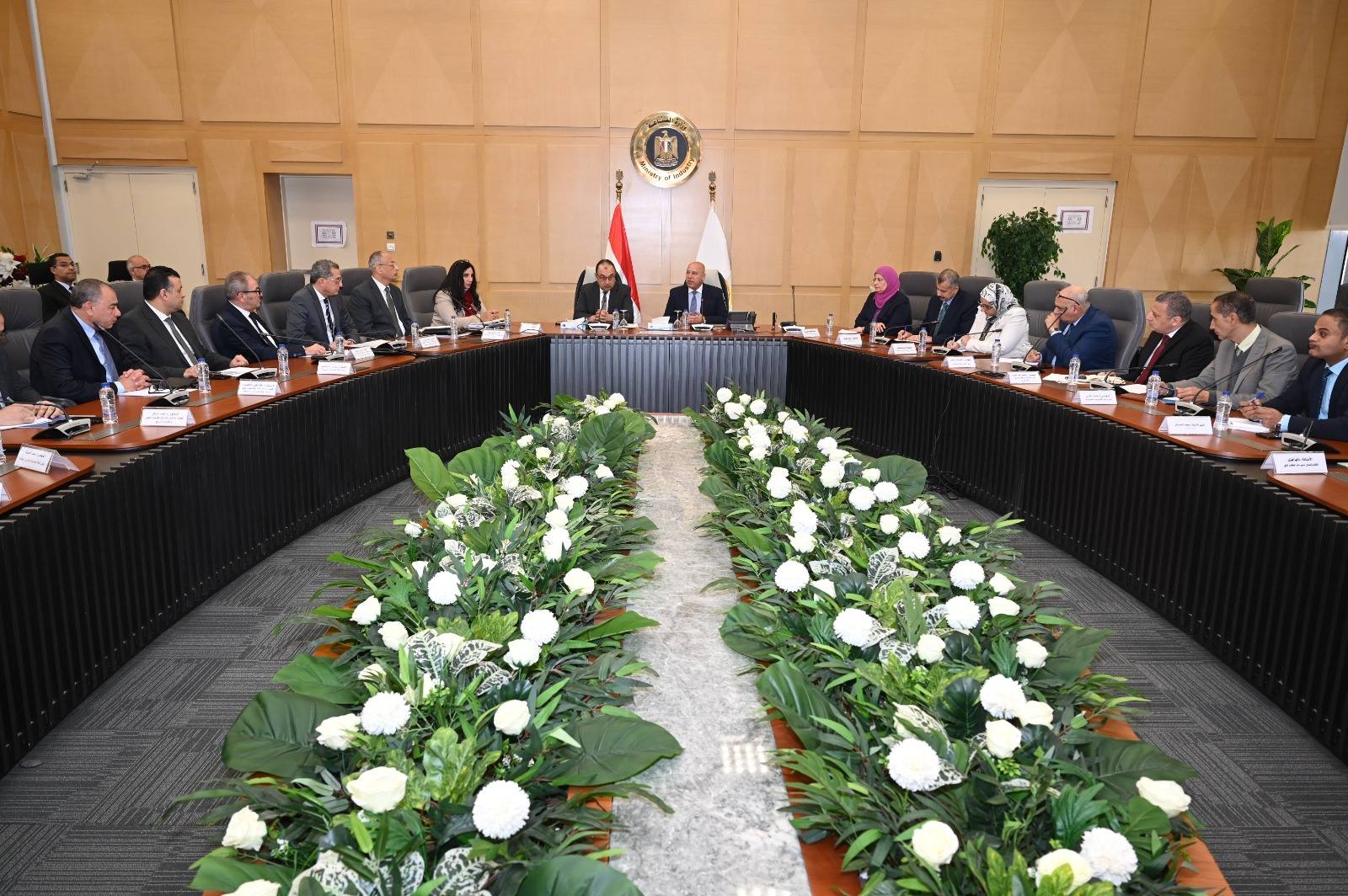 بحث سبل تعميق التصنيع المحلي وتقليل فاتورة الواردات