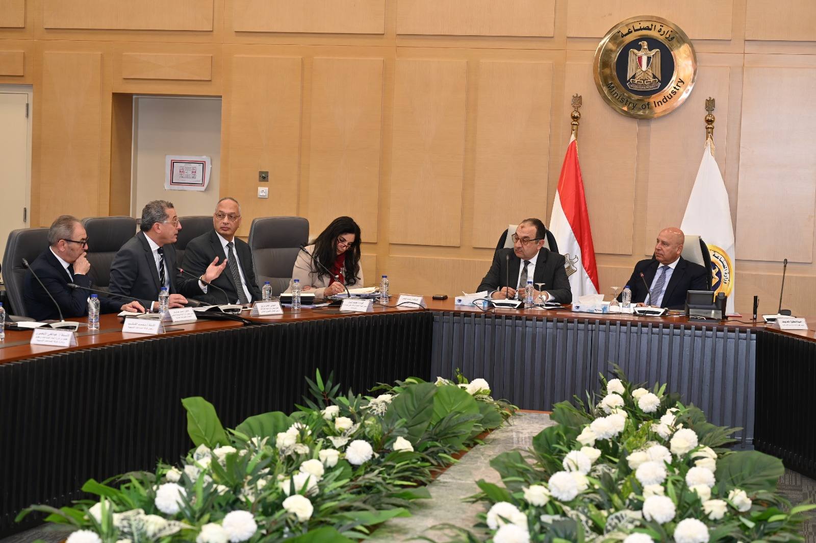 بحث سبل تعميق التصنيع المحلي وتقليل فاتورة الواردات