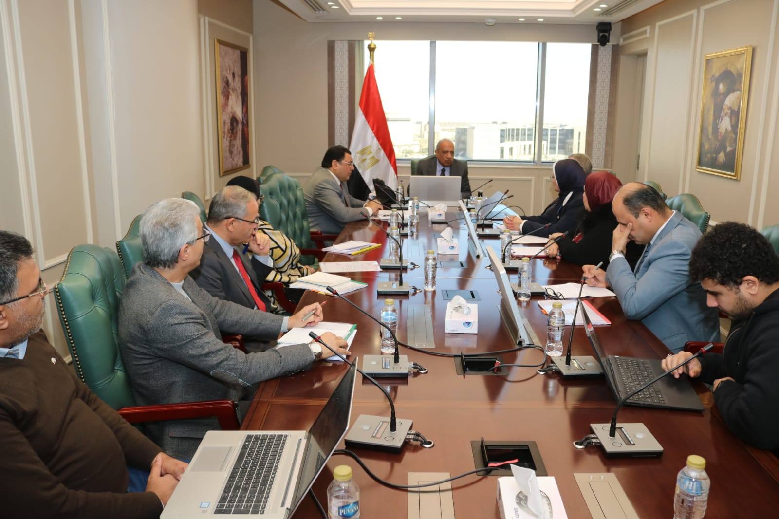 وزير الكهرباء يجتمع مع مسئولي تشغيل الشبكة القومية للكهرباء