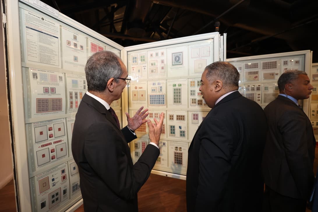 طلعت يتفقد أجنحة معرض الرواد السنوى لهواة جمع الطوابع 2026