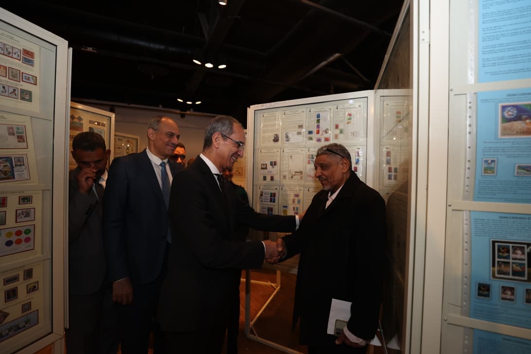 طلعت يتفقد أجنحة معرض الرواد السنوى لهواة جمع الطوابع 2026