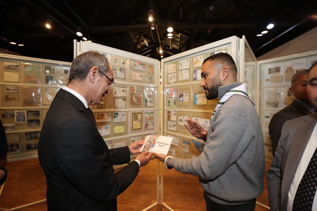 طلعت يتفقد أجنحة معرض الرواد السنوى لهواة جمع الطوابع 2026