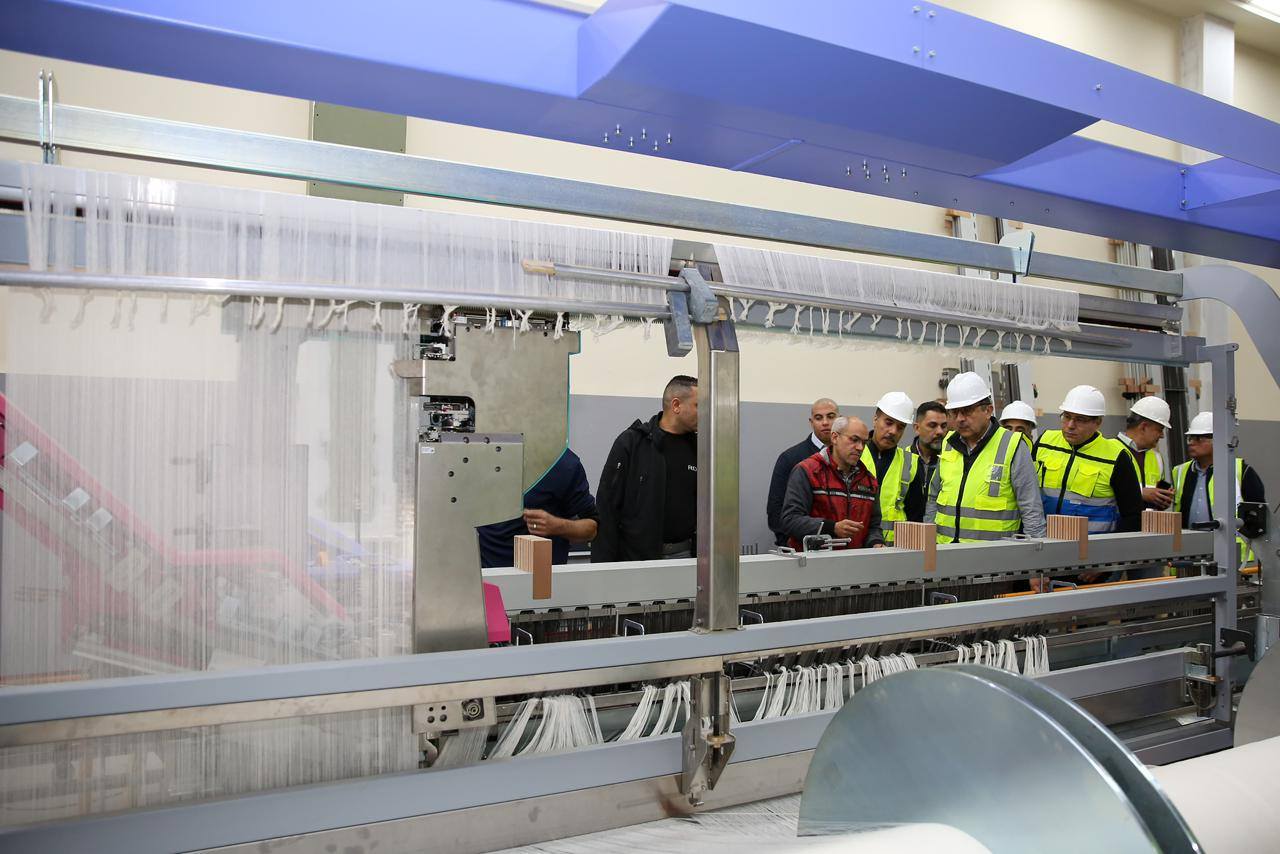 وزير قطاع الأعمال في جولة ميدانية بشركة غزل المحلة