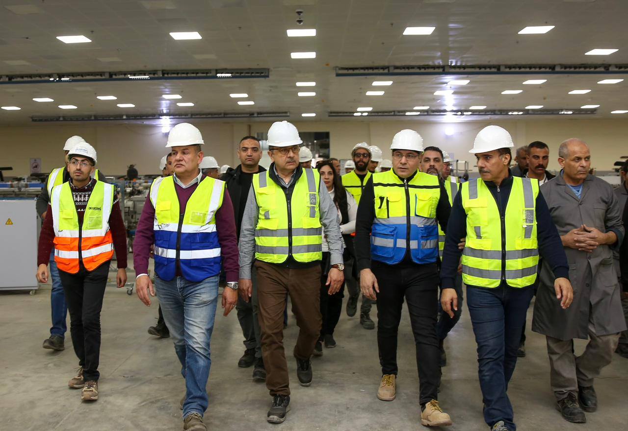 وزير قطاع الأعمال في جولة ميدانية بشركة غزل المحلة
