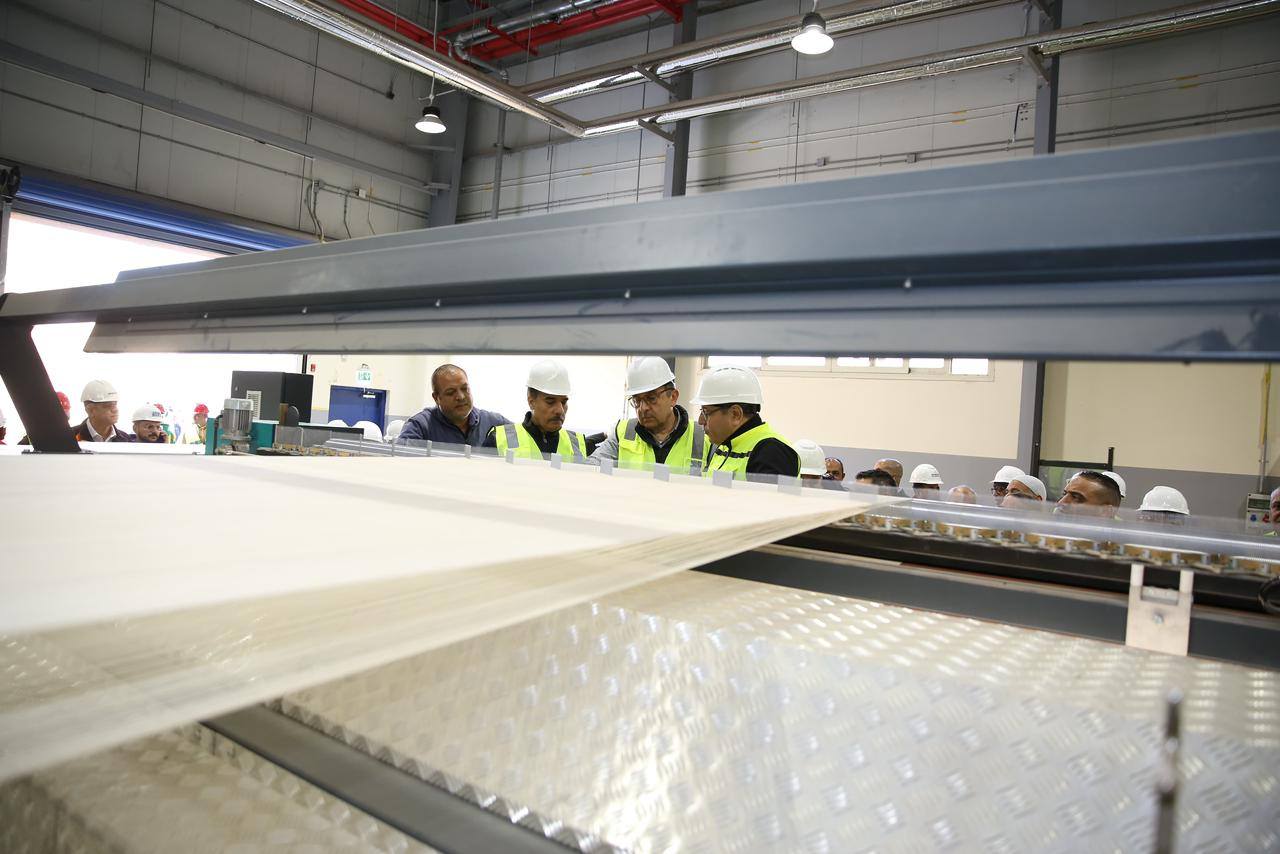 وزير قطاع الأعمال في جولة ميدانية بشركة غزل المحلة