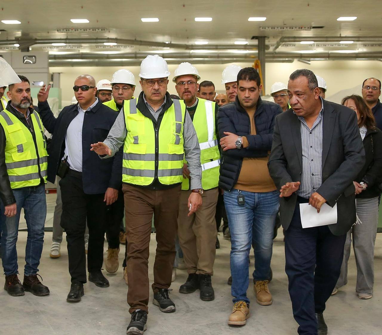 وزير قطاع الأعمال في جولة ميدانية بشركة غزل المحلة