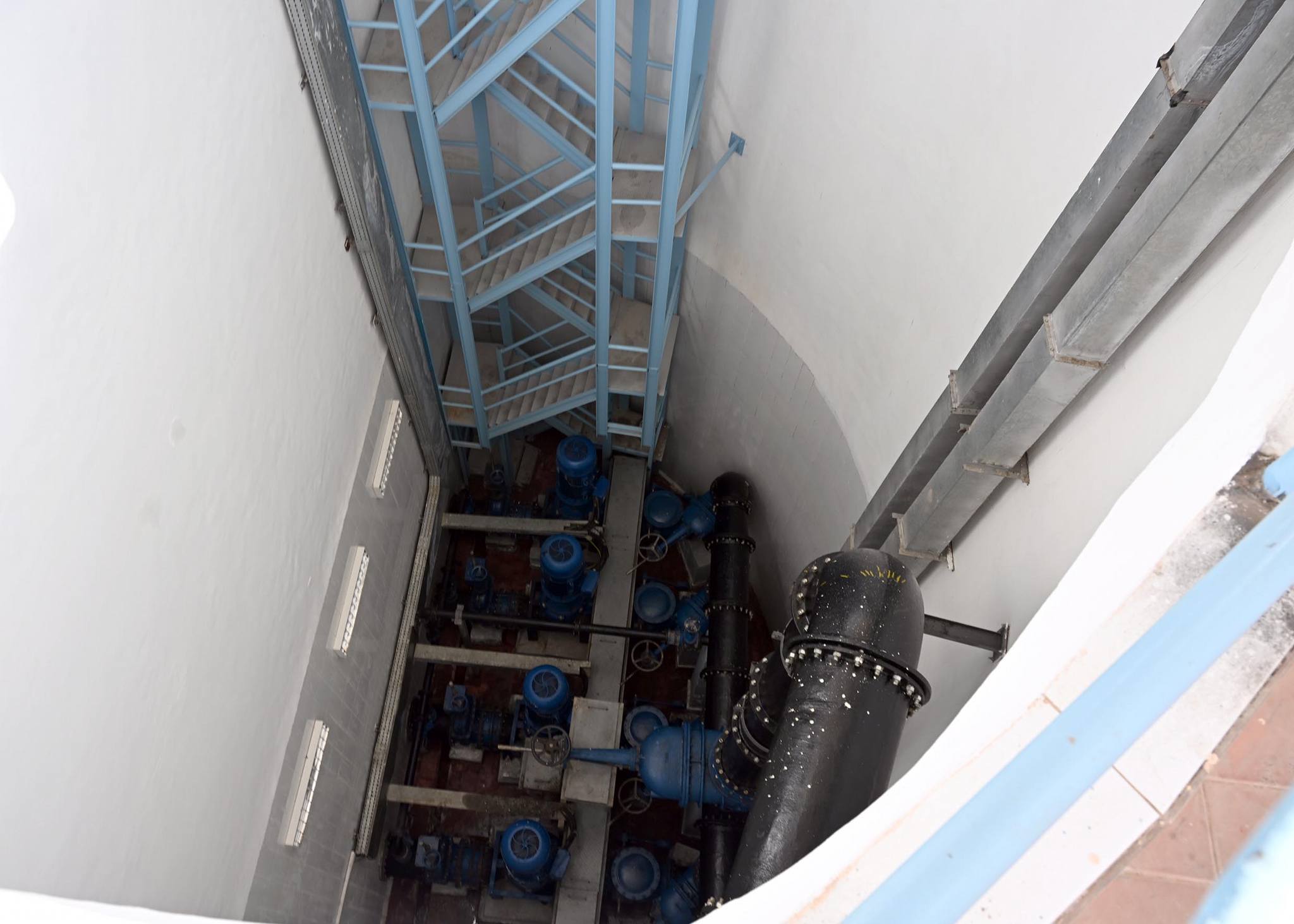 رئيس الوزراء يتفقد محطة رفع صرف صحي الرياينة بالأقصر