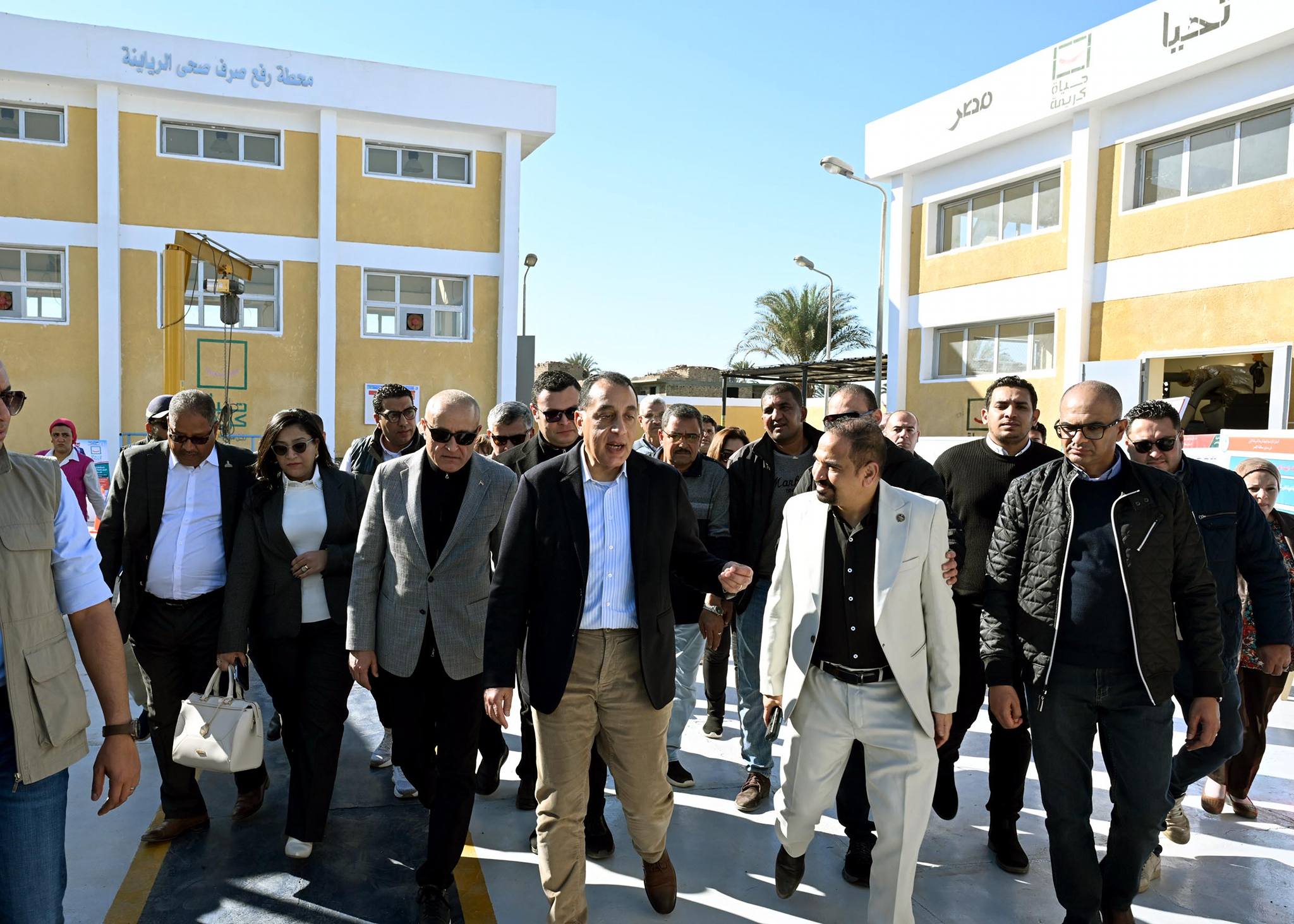 رئيس الوزراء يتفقد محطة رفع صرف صحي الرياينة بالأقصر