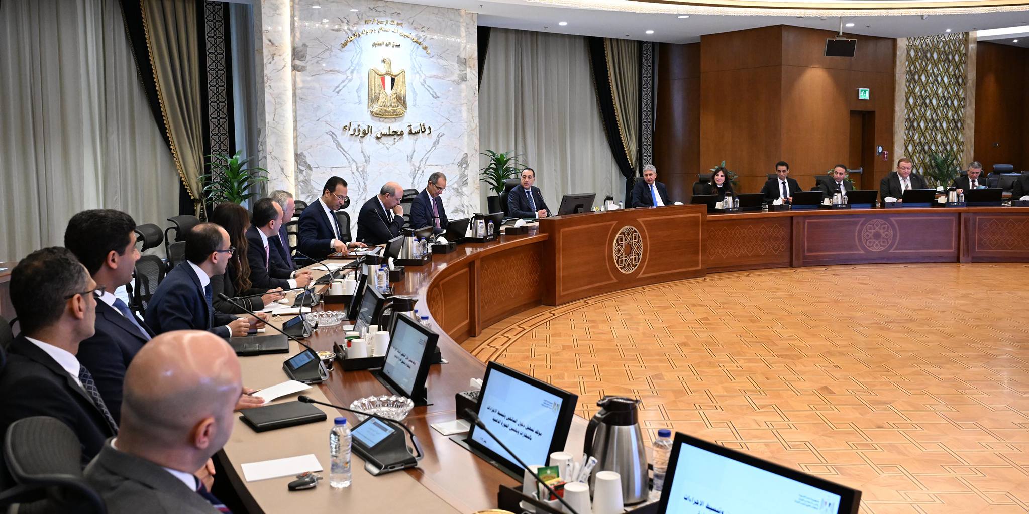 رئيس الوزراء يتابع تيسير الإجراءات وتسهيل دخول السائحين