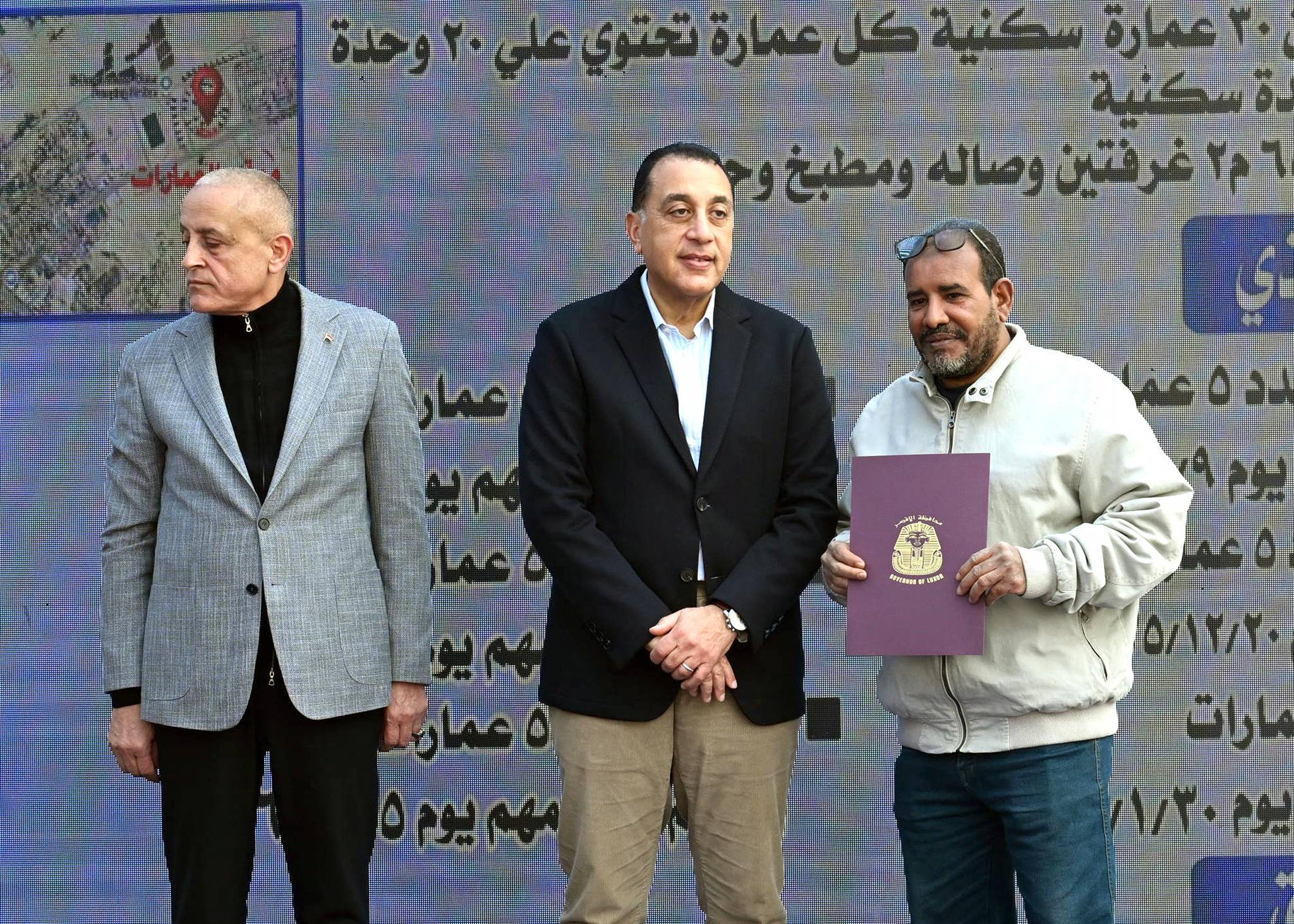 تسليم عقود الوحدات السكنية بمشروع الإسكان القومي للشباب