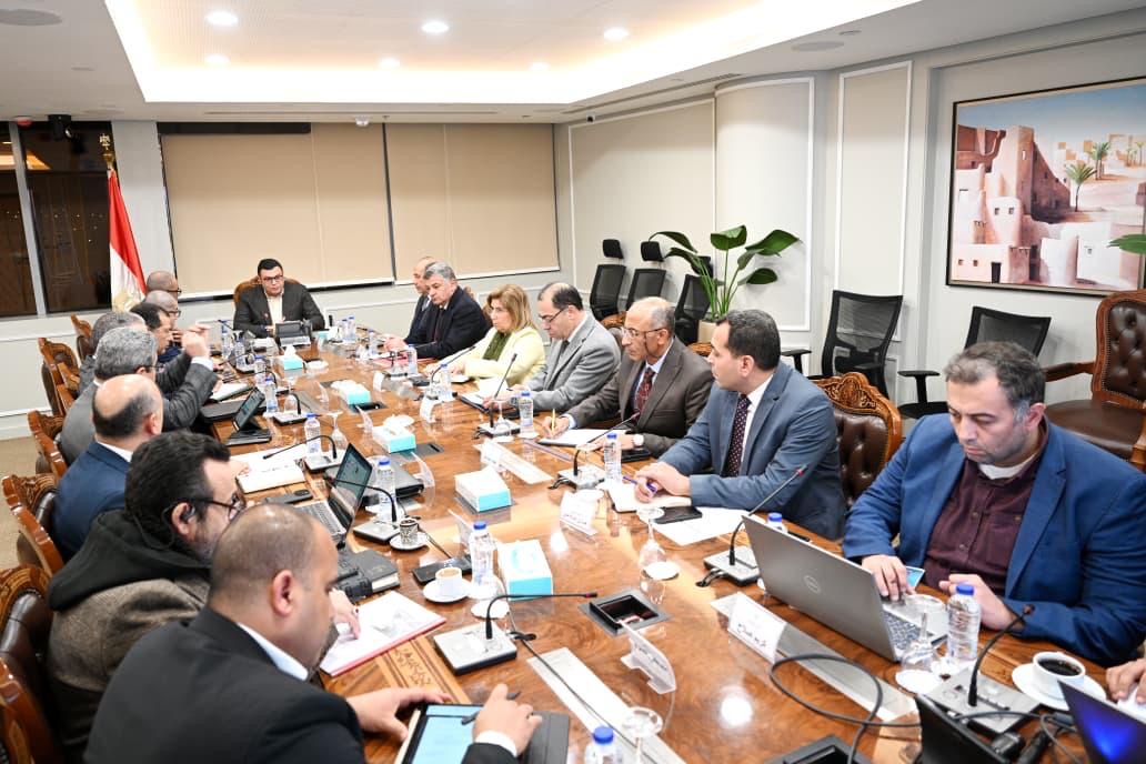 وزير الإسكان يتابع مشروعات المبادرة الرئاسية حياة كريمة