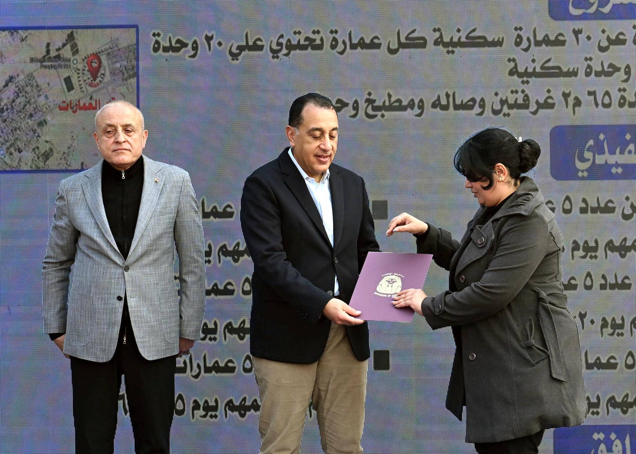 تسليم عقود الوحدات السكنية بمشروع الإسكان القومي للشباب