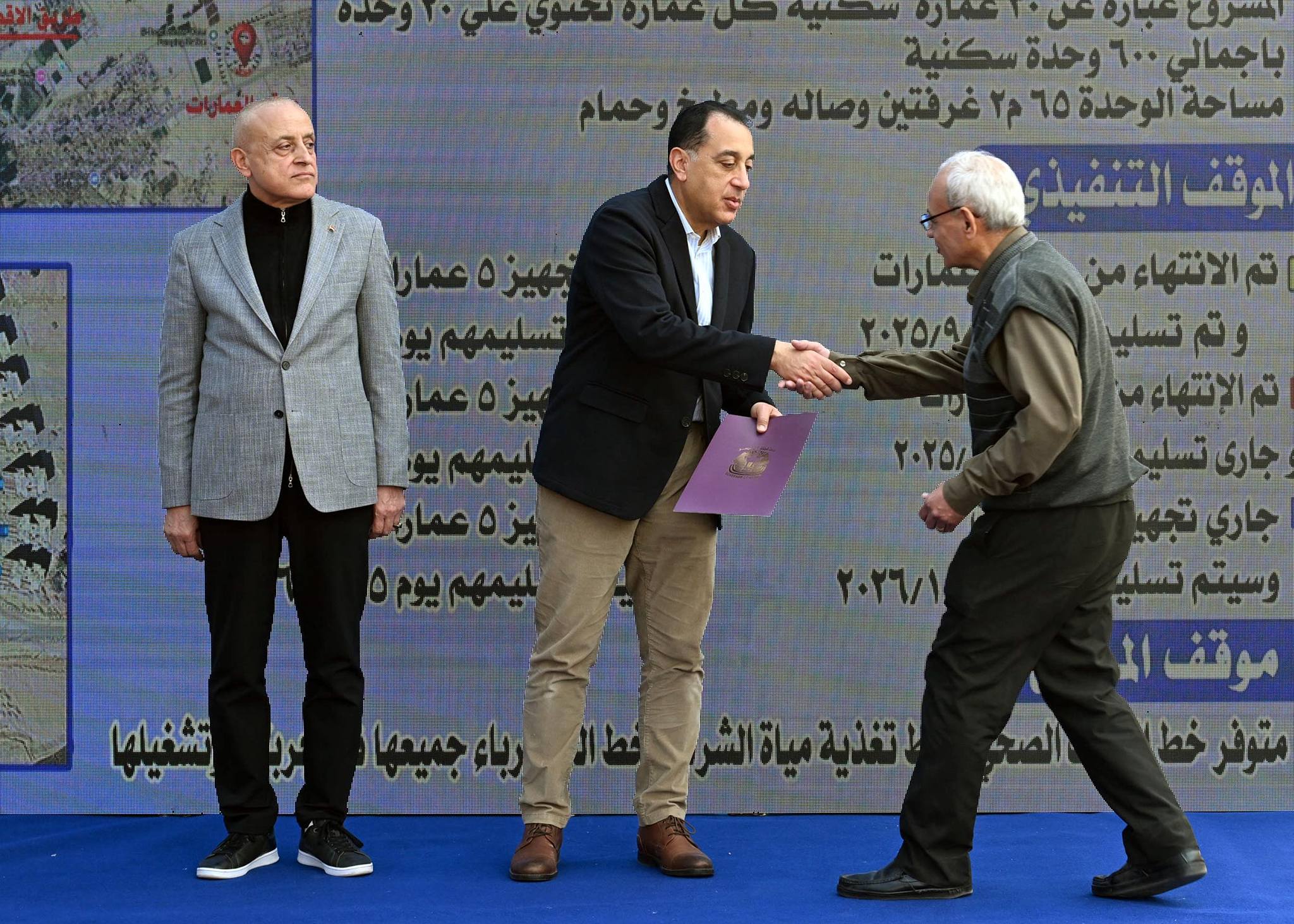 تسليم عقود الوحدات السكنية بمشروع الإسكان القومي للشباب