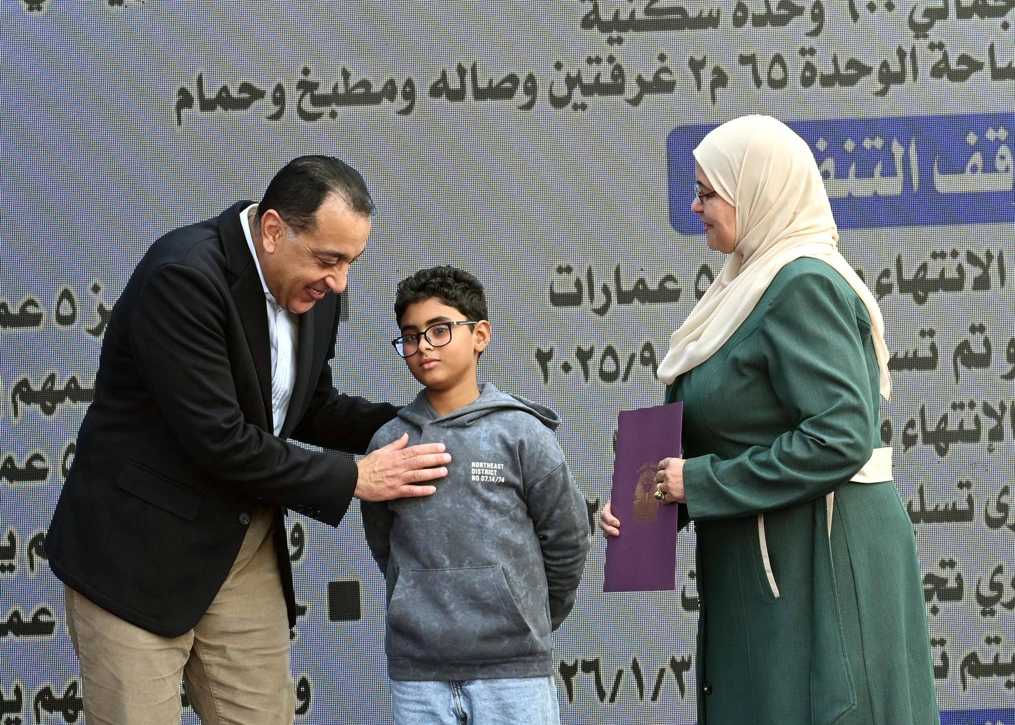 تسليم عقود الوحدات السكنية بمشروع الإسكان القومي للشباب