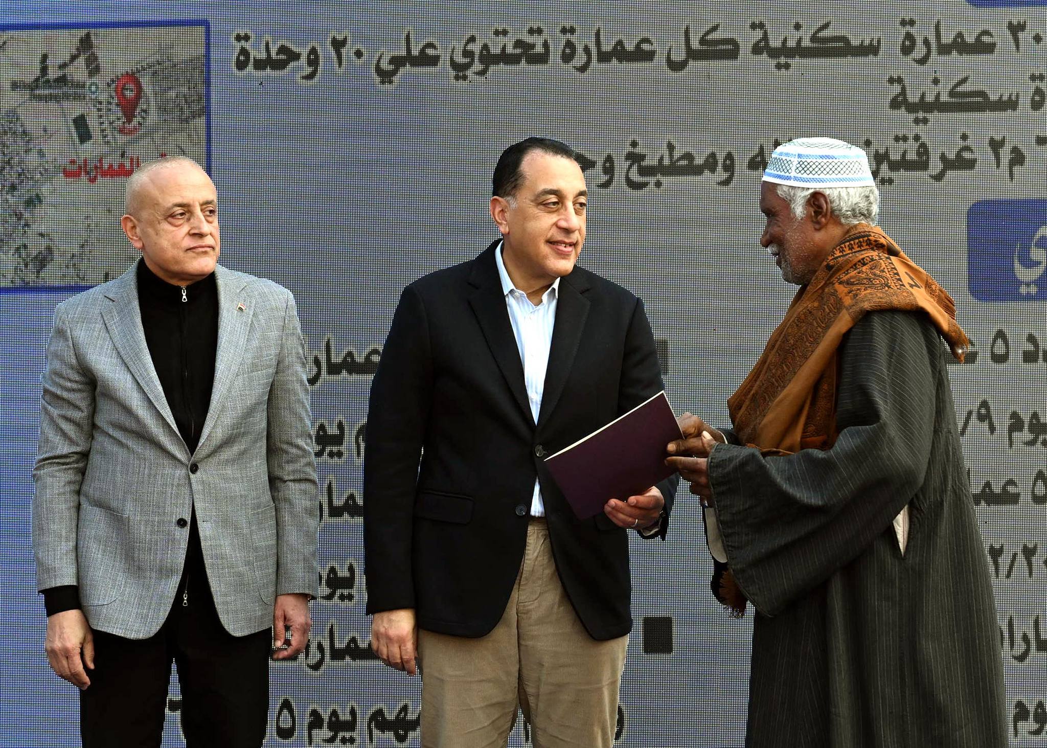 تسليم عقود الوحدات السكنية بمشروع الإسكان القومي للشباب