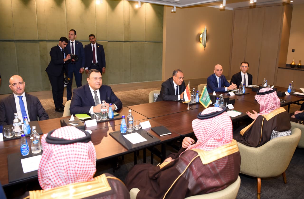 وزير الخارجية يعقد مباحثات ثنائية مع نظيره السعودي