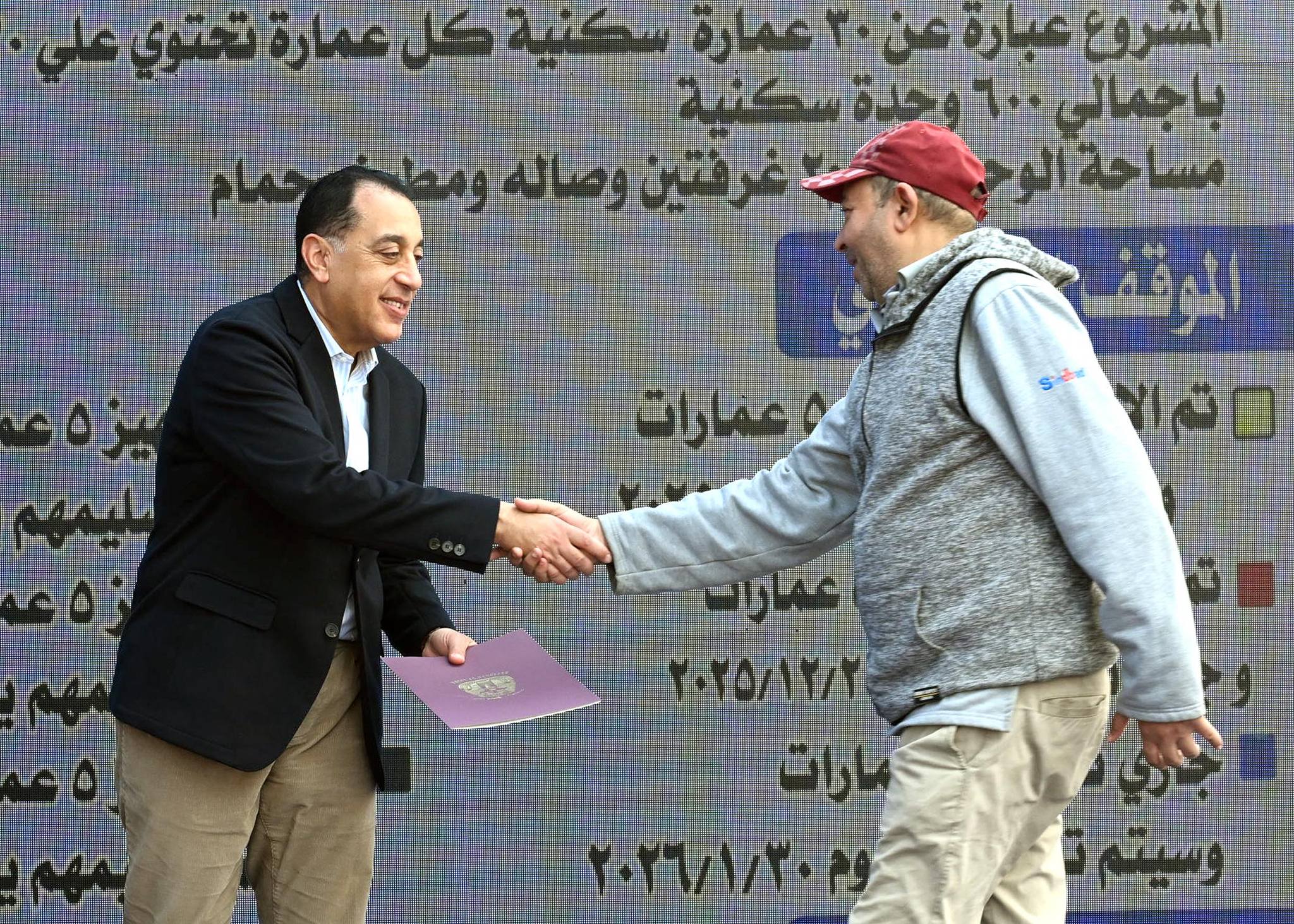 تسليم عقود الوحدات السكنية بمشروع الإسكان القومي للشباب