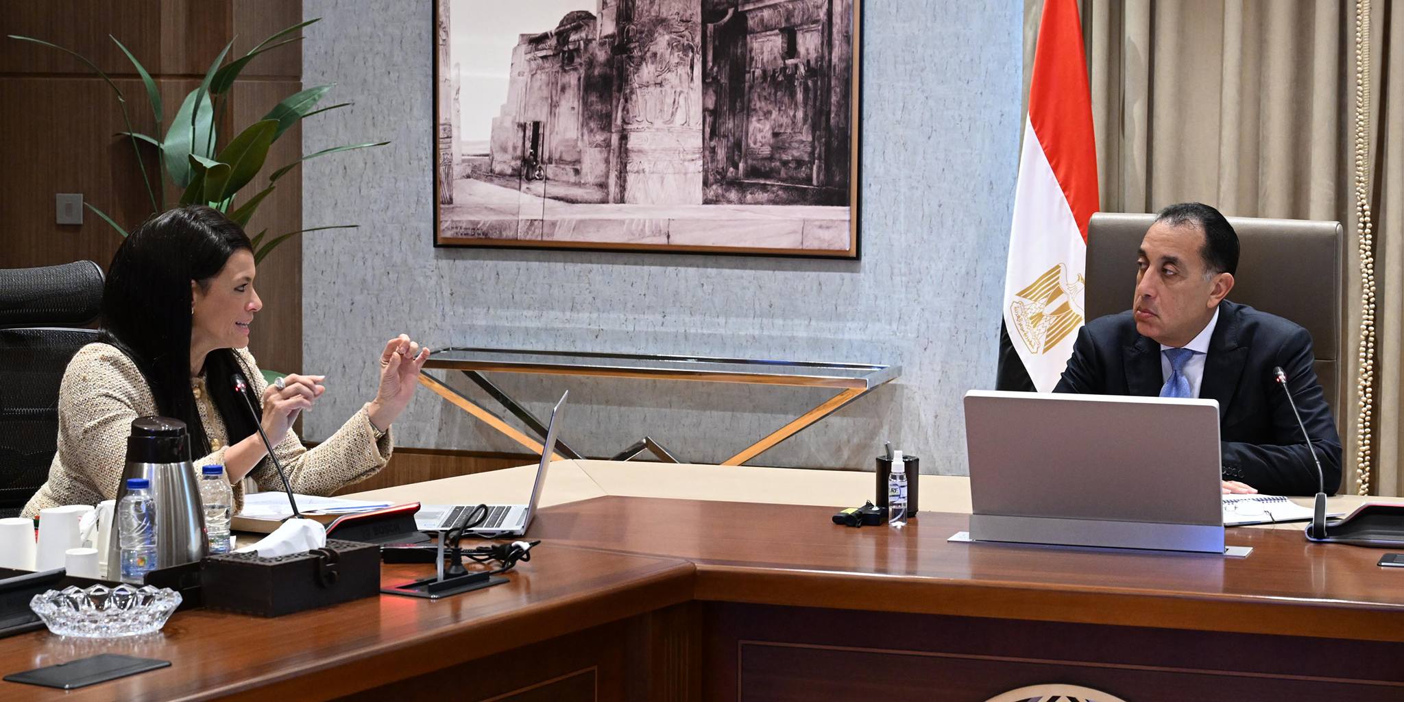 رئيس الوزراء يجتمع مع وزيرة التخطيط والتعاون الدولي