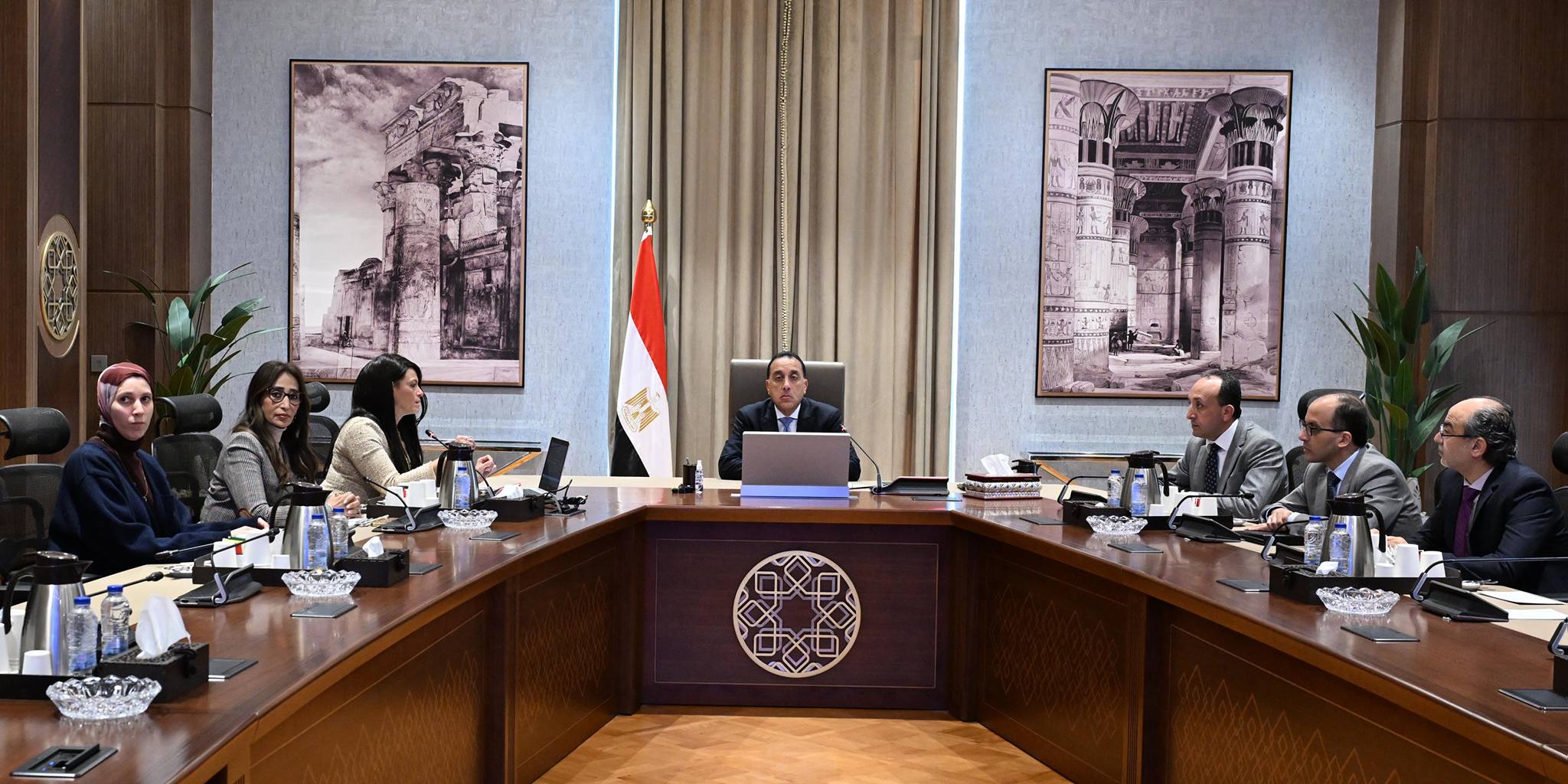 رئيس الوزراء يجتمع مع وزيرة التخطيط والتعاون الدولي