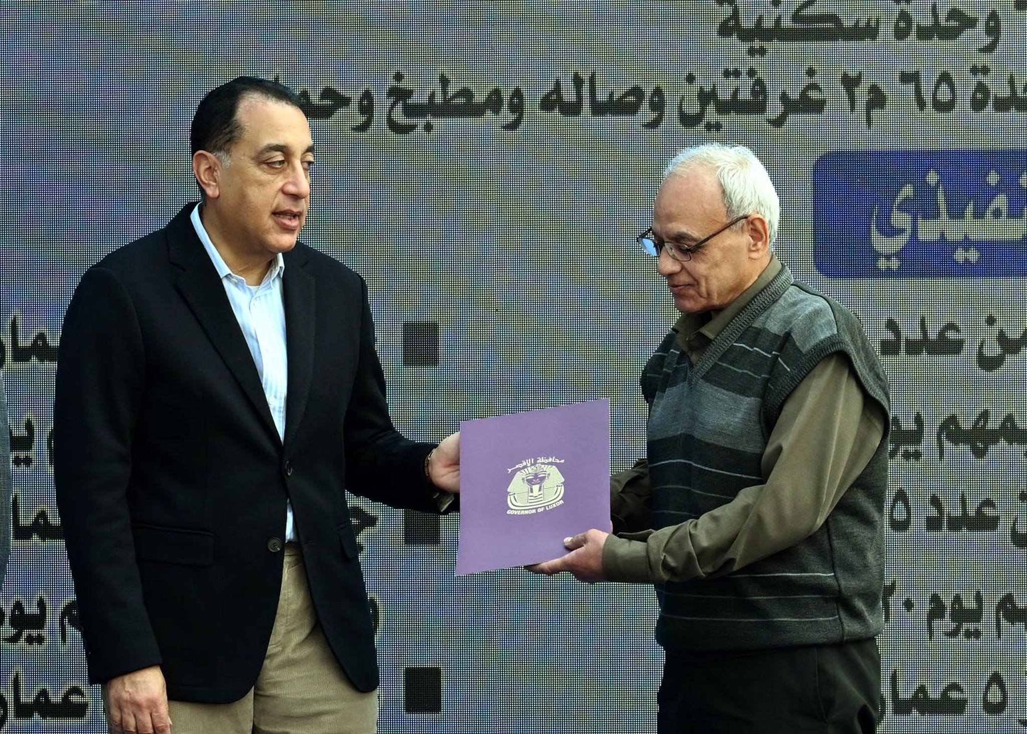 تسليم عقود الوحدات السكنية بمشروع الإسكان القومي للشباب