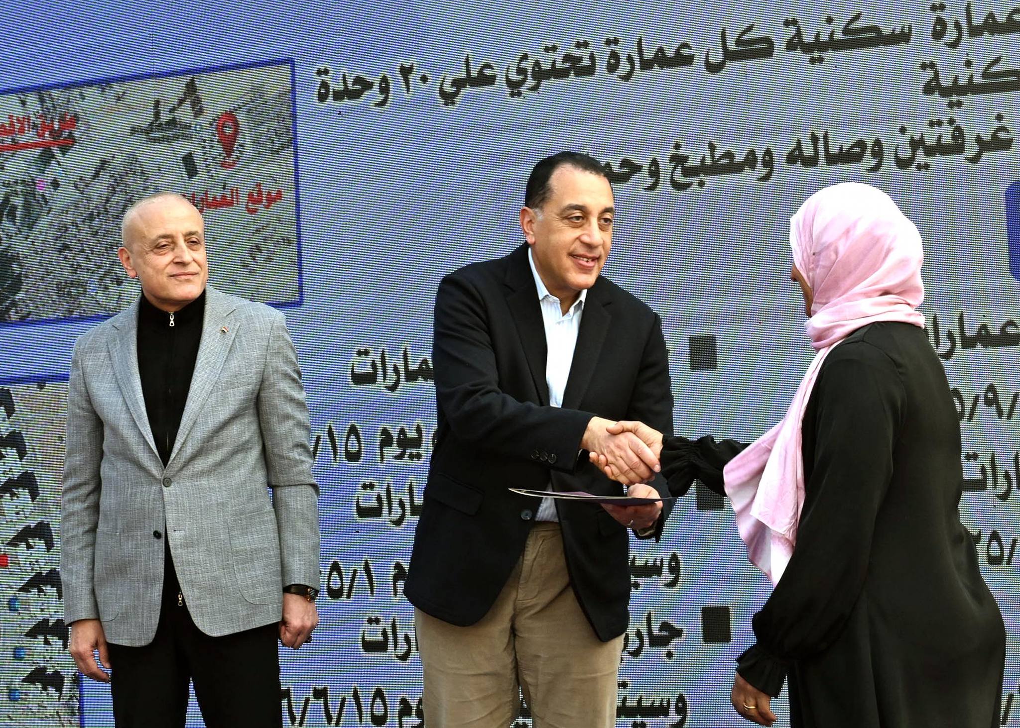 تسليم عقود الوحدات السكنية بمشروع الإسكان القومي للشباب