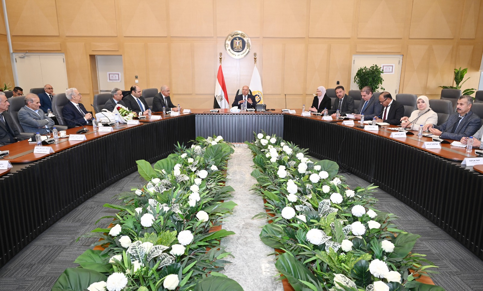 الوزير يجتمع مع رئيس اتحاد الصناعات المصرية وممثلي غرفة الصناعات الهندسية بالاتحاد