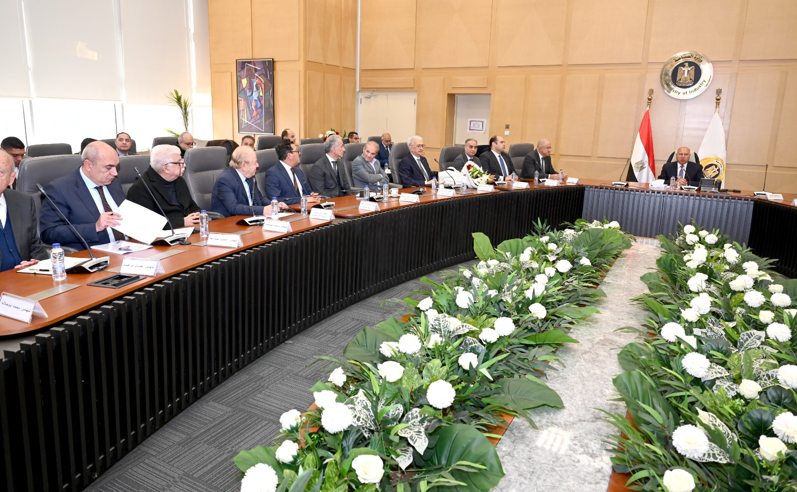 الوزير يجتمع مع رئيس اتحاد الصناعات المصرية وممثلي غرفة الصناعات الهندسية بالاتحاد