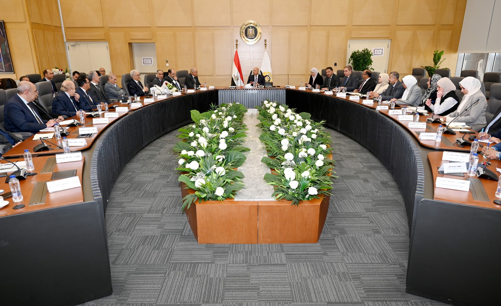 الوزير يجتمع مع رئيس اتحاد الصناعات المصرية وممثلي غرفة الصناعات الهندسية بالاتحاد