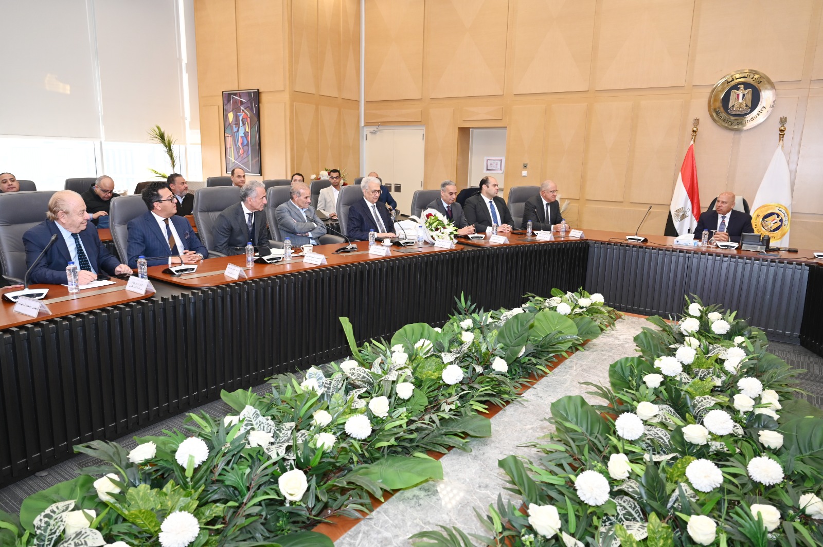 الوزير يجتمع مع رئيس اتحاد الصناعات المصرية وممثلي غرفة الصناعات الهندسية بالاتحاد