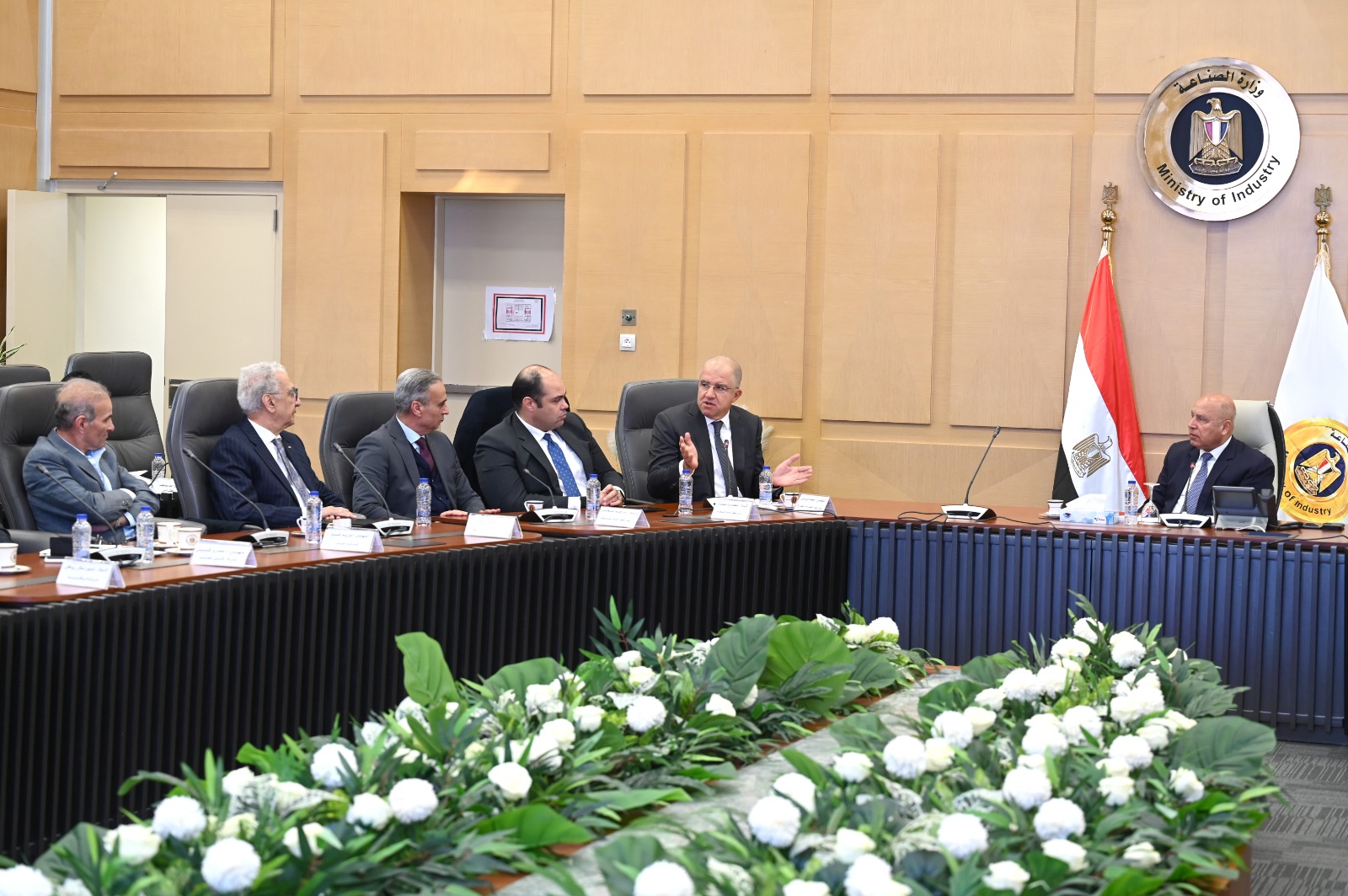 الوزير يجتمع مع رئيس اتحاد الصناعات المصرية وممثلي غرفة الصناعات الهندسية بالاتحاد