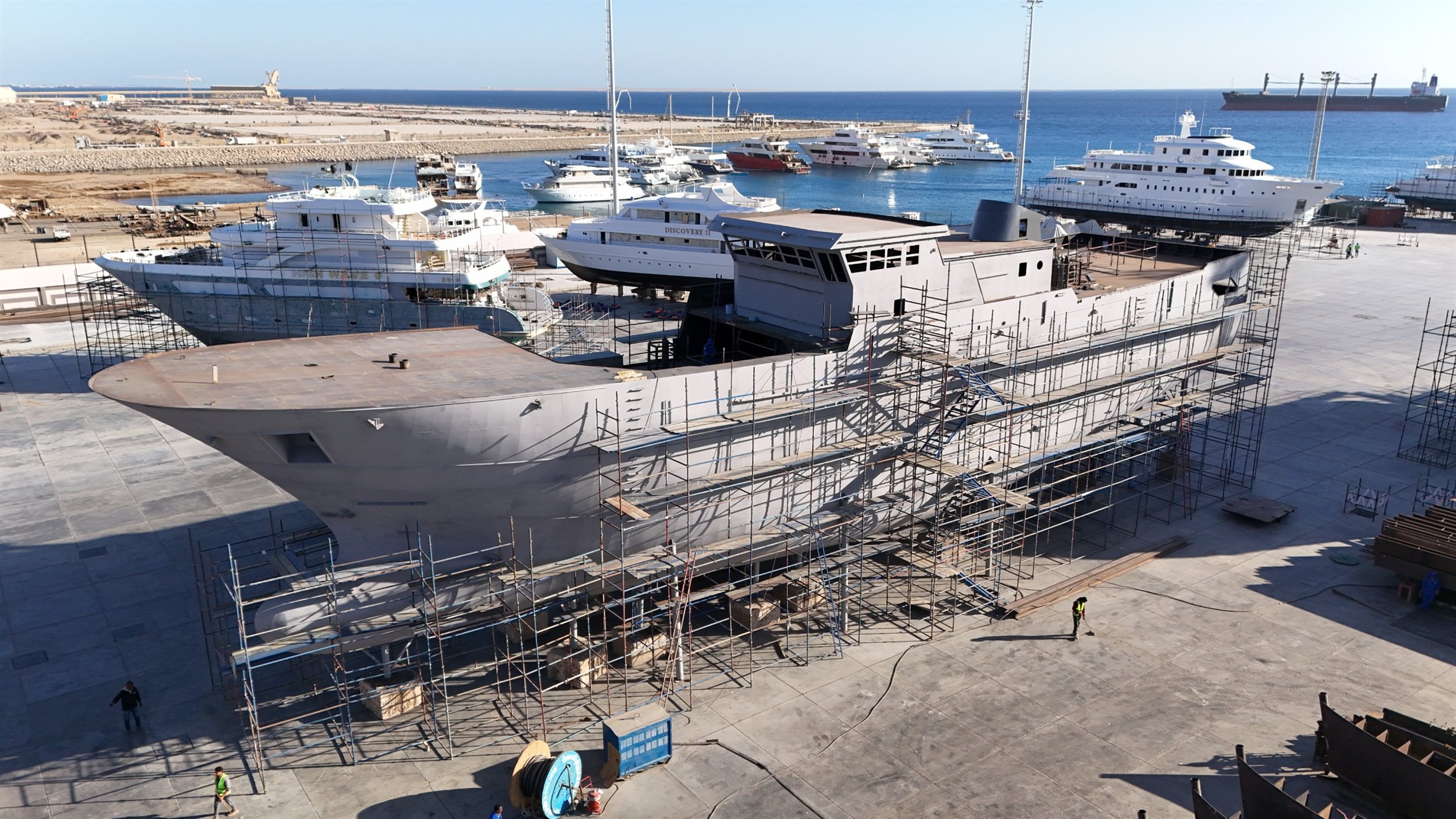 جولة أسامة ربيع التفقدية بشركة ترسانة جنوب البحر الأحمر