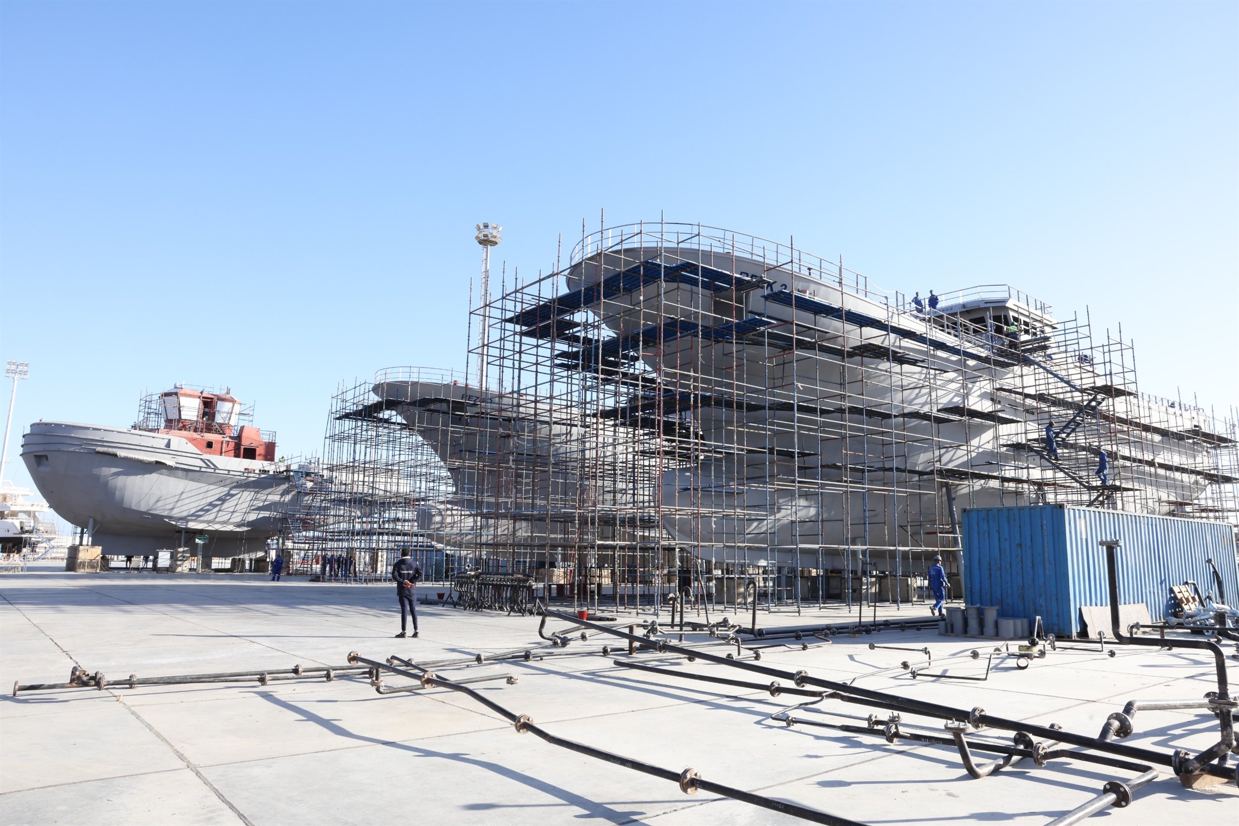 جولة أسامة ربيع التفقدية بشركة ترسانة جنوب البحر الأحمر