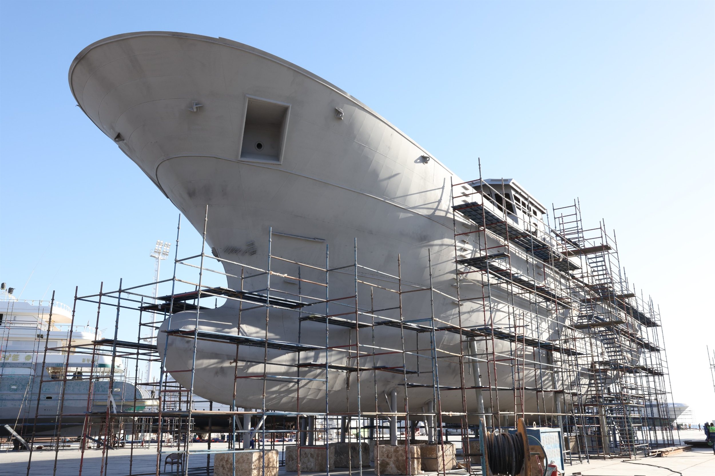 جولة أسامة ربيع التفقدية بشركة ترسانة جنوب البحر الأحمر