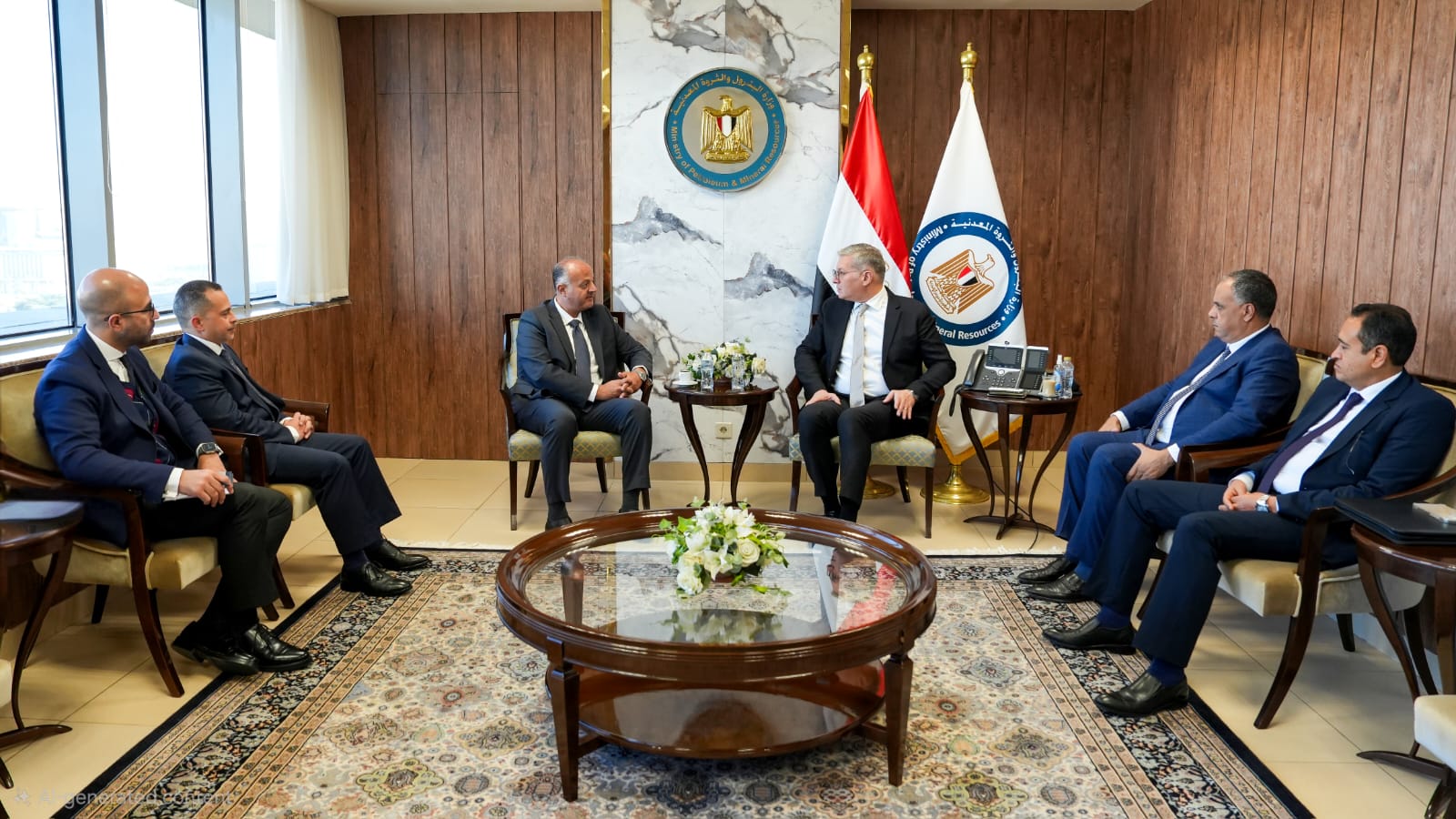 وزير البترول مع الرئيس الإقليمي لشركة بريتش بتروليوم 