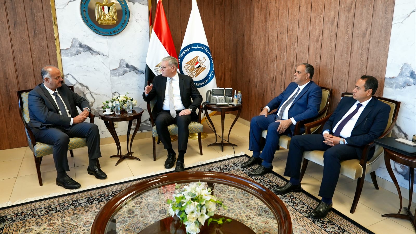 وزير البترول مع الرئيس الإقليمي لشركة بريتش بتروليوم 