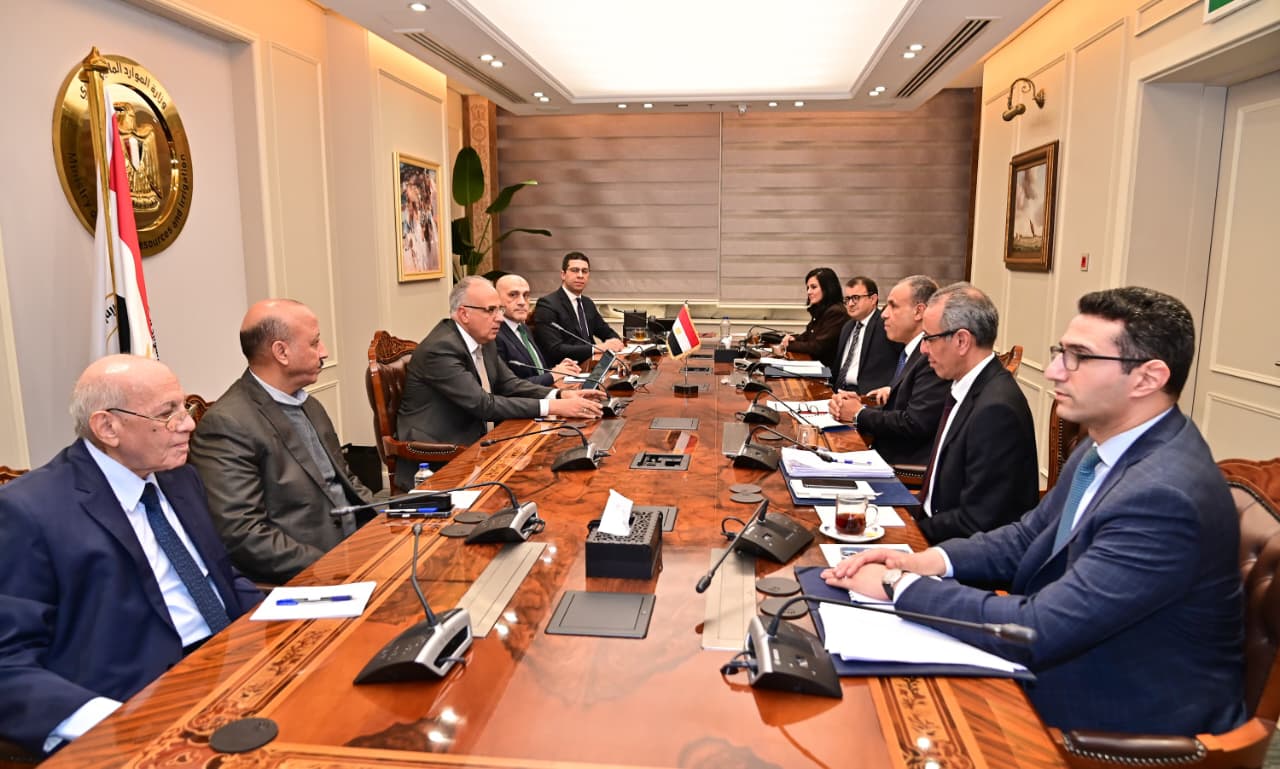 وزير الموارد المائية يستقبل وزير الخارجية