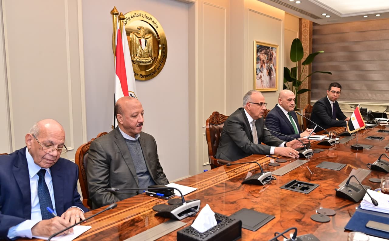 وزير الموارد المائية يستقبل وزير الخارجية