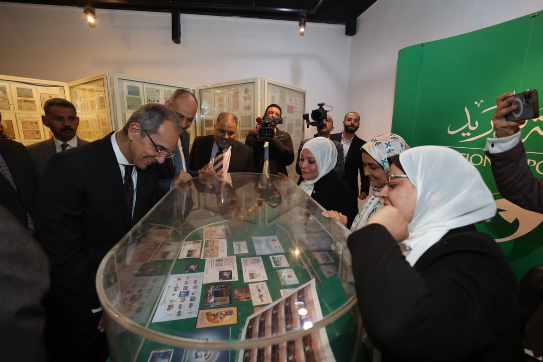 طلعت يتفقد أجنحة معرض الرواد السنوى لهواة جمع الطوابع 2026