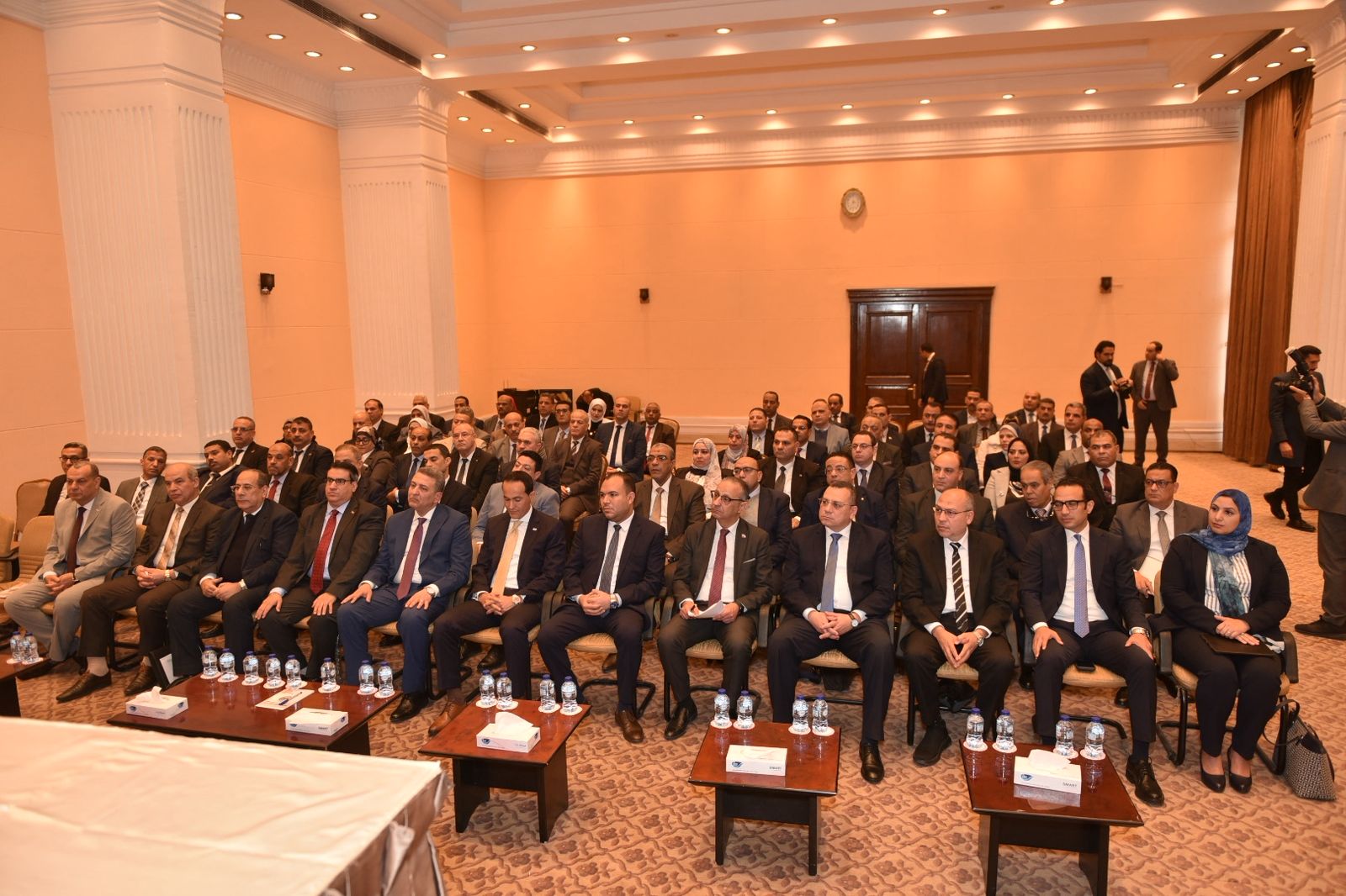 اجتماع وزير التموين مع مديري ووكلاء مديريات التموين