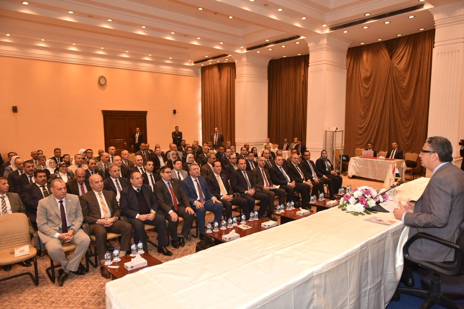 اجتماع وزير التموين مع مديري ووكلاء مديريات التموين