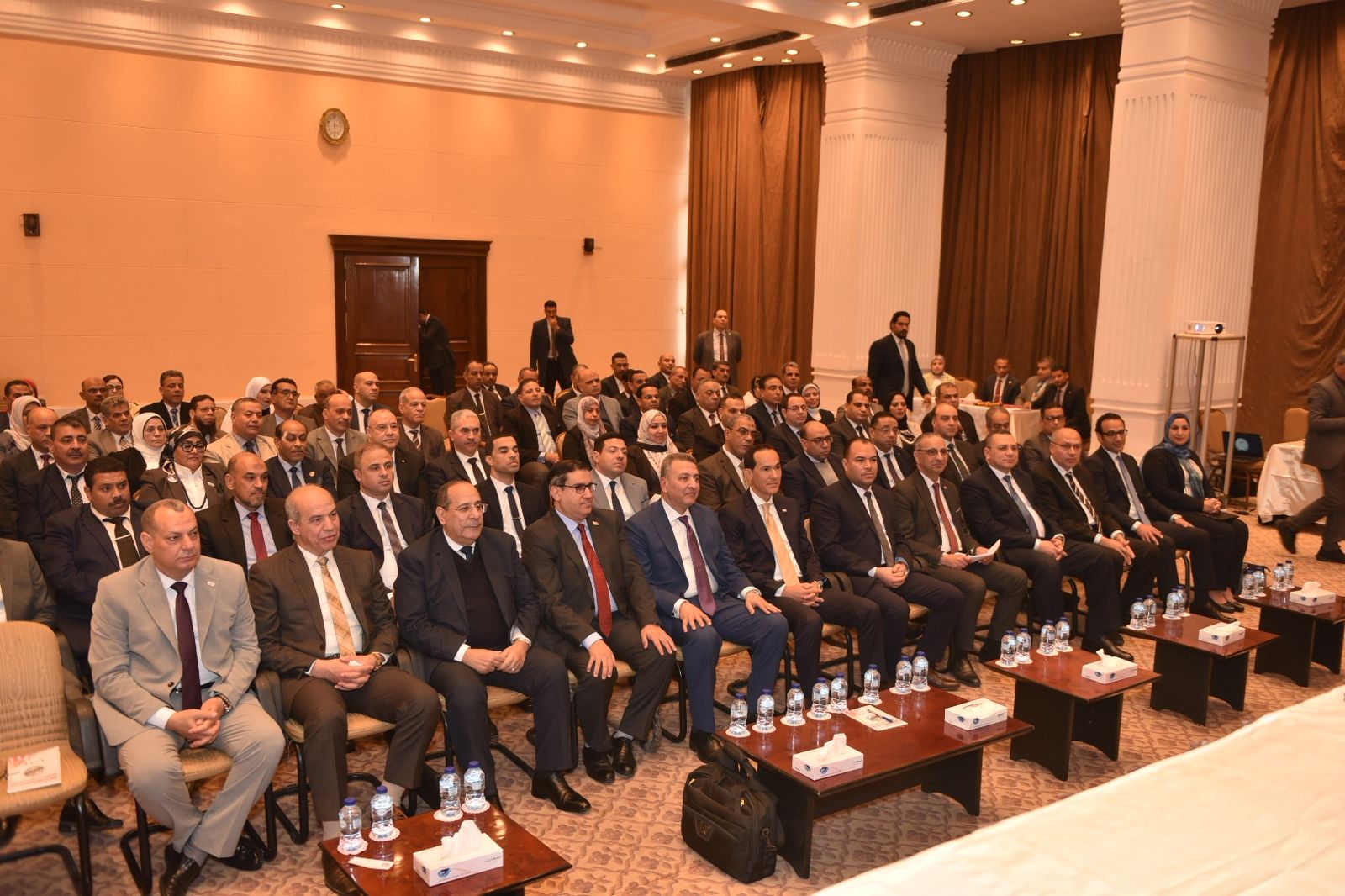 اجتماع وزير التموين مع مديري ووكلاء مديريات التموين