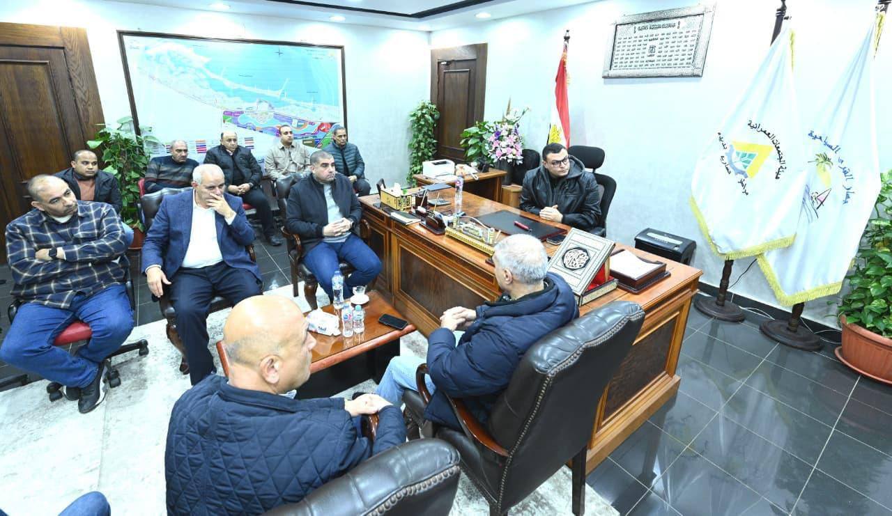 وزير الإسكان يتابع مشروعات القرى السياحية