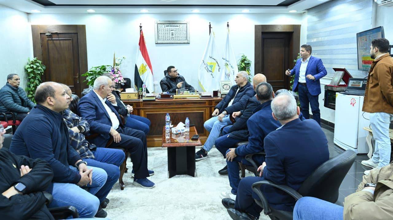 وزير الإسكان يتابع مشروعات القرى السياحية