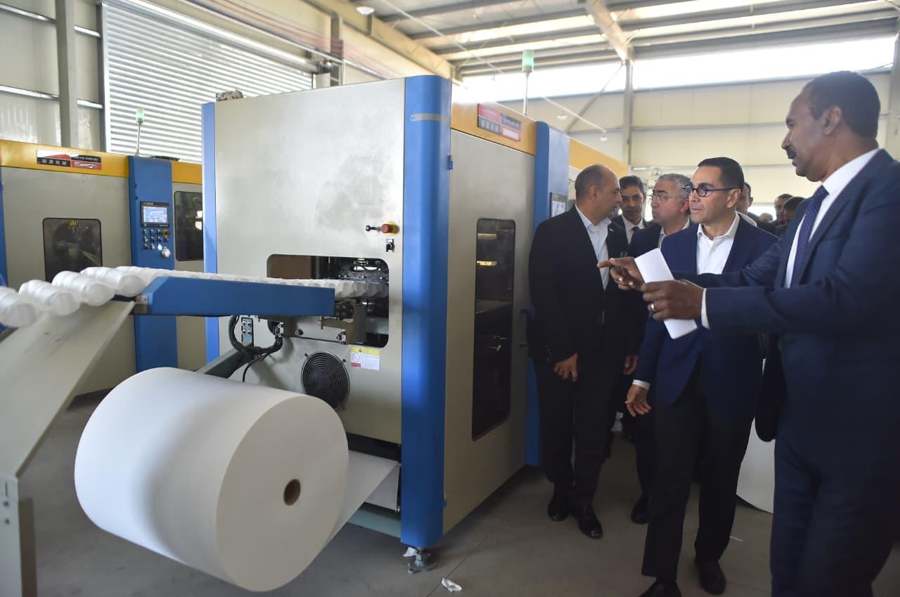وزير الاستثمار ومحافظ قنا يتفقدان سير العمل بالمنطقة الحرة العامة بقفط